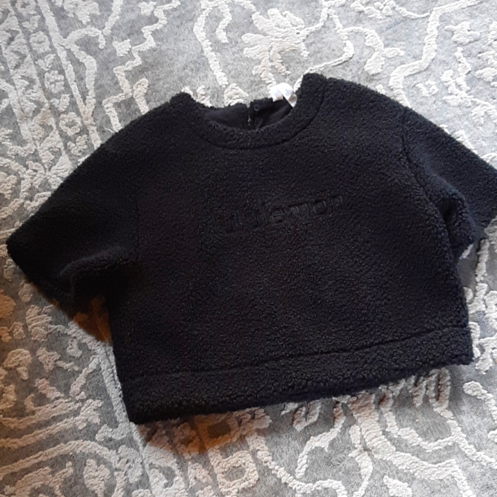 Black Sherpa Lululemon crop tee